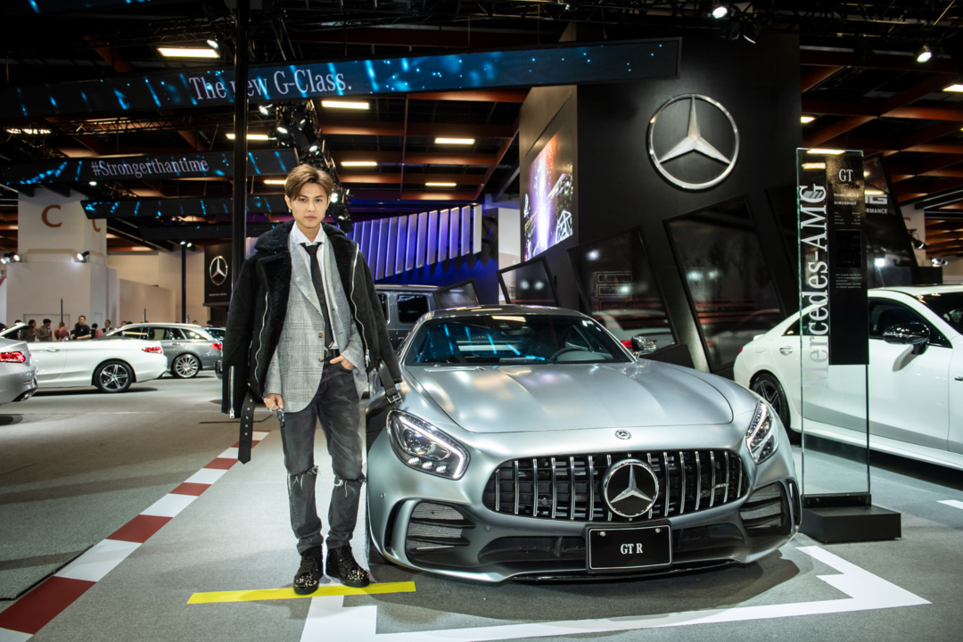 SMALL_王子對超跑界的性能野獸Mercedes-AMG GT R 一見鍾情，期望未來能入主這款旗艦跑車，展現了身為忠實車迷的熱愛